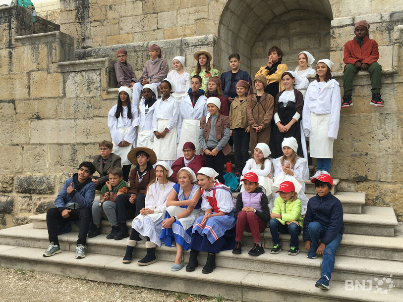 Les guides en herbe du Château de Delémont posent devant l'édifice qui célèbre ses 300 ans.