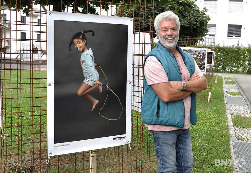 Philippe Charmillot avec une des photos qu’il présente actuellement à Courroux.