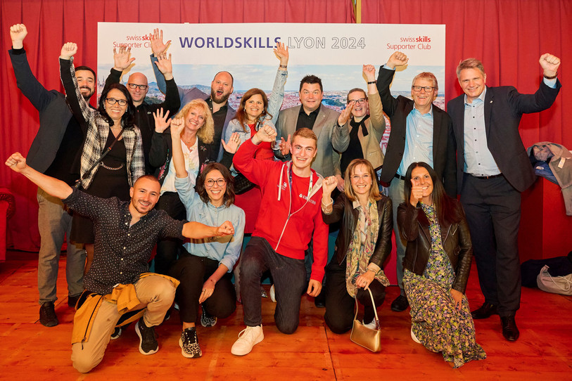 Loïc Santschi, au centre, entouré de la délégation neuchâteloise aux WorldSkills 2024, composée de présidents et de représentants d'associations faîtières, de membres de la direction du service des formations postobligatoires et de l'orientation et du centre de formation professionnelle neuchâtelois. (Photo : SwissSkills).