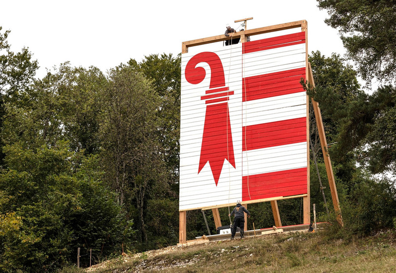 Le drapeau jurassien de Glovelier (ici lors des dernières retouches) est à nouveau visible sur les hauteurs de la localité. (Photo: commune de Haute-Sorne)