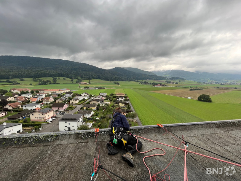 Une cordiste veille au grain et à la sécurité des deux danseuses.
