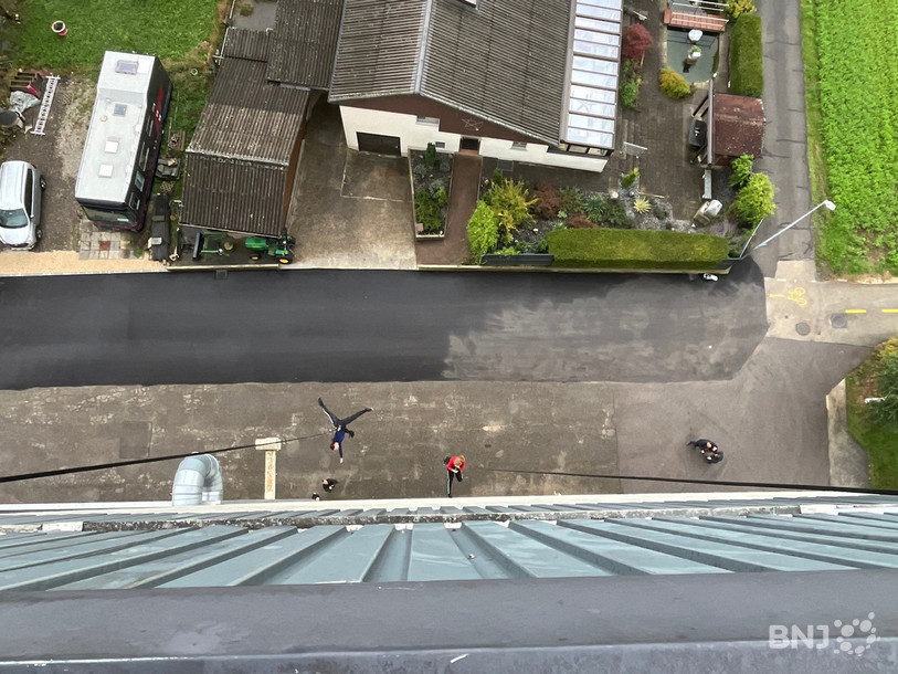 Suspendues dans le vide, Laetitia Kohler et Rebekka Gather effectuent leurs mouvements.