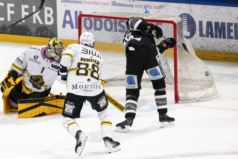 Le plus prompt au rebond, Jacob De la Rose propulse la rondelle au fond des filets pour permettre à Fribourg de prendre les devants. (Photo : Keystone/Anthony Anex)