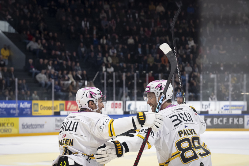 Oula Palve (à droite) est le premier buteur du HC Ajoie cette saison. (Photo : Keystone/Anthony Anex)
