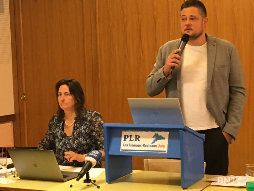 Le comité directeur du PLRJ avec notamment Irène Donzé ( à gauche) et le président du parti, Martin Braichet (à droite), a été suivi par l'assemblée dans son choix de ne pas présenter de candidat à la succession de Jacques Gerber au Gouvernement jurassien.