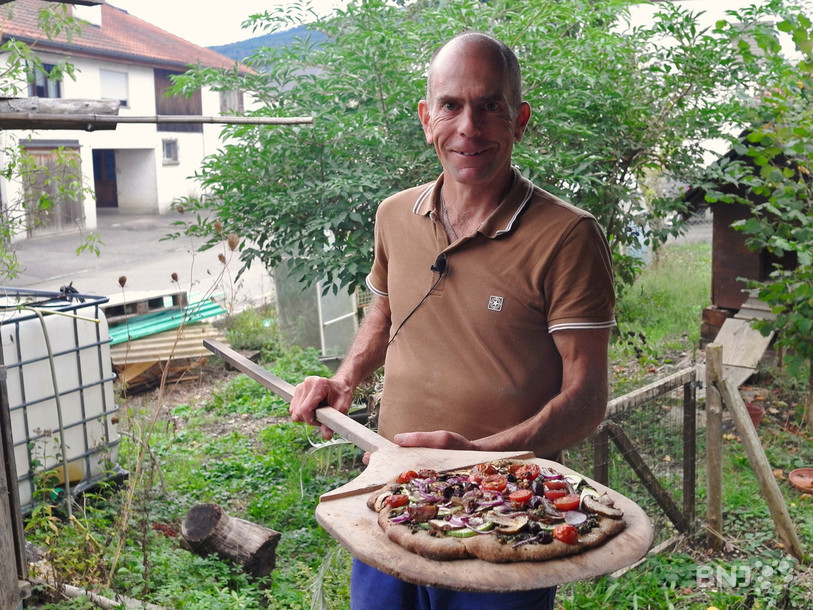Dominique Crevoiserat et sa pizza sortie du four.