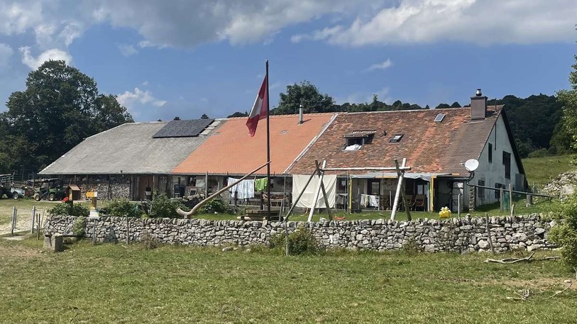 C'est dans la grange, à gauche sur l'image, que le plancher a cédé sous le poids des citernes et des batteries entreposées. (Photo : Emile Perrin)