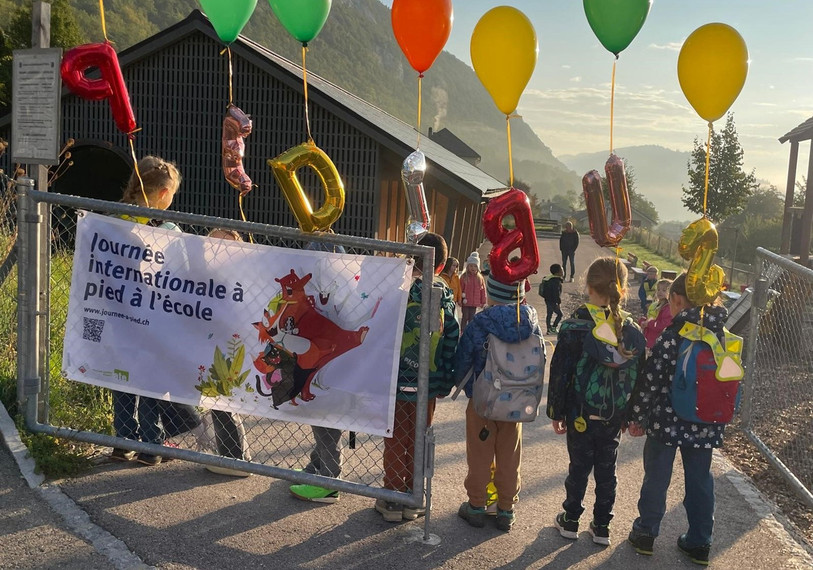 Les jeunes écoliers ont été incités vendredi à se rendre à l'école à pied. (Photo : Coordination Pedibus Jura).