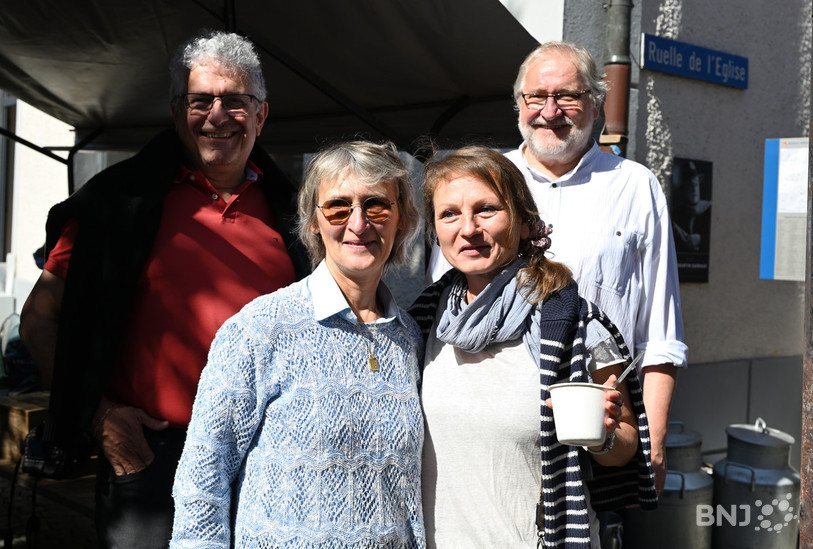Une première participation et une première victoire surprise au traditionnel concours de soupes de Moutier pour Pierrette (à gauche) et Ludmila, bénévoles au jardin communautaire et venues présenter aux juges Riccardo Vandoni (à gauche) et Bertrand Zahno, un velouté courges et carottes épicé, concocté avec les légumes de leur production. (Photos : Georges Henz)