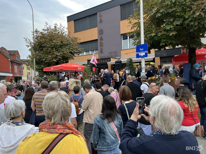 La foule s'est réunie devant l'Hôtel de la gare à Moutier. Plusieurs discours ont été prononcés, dont un par le secrétaire général du Mouvement autonomiste jurassien (MAJ), Pierre-André Compte.