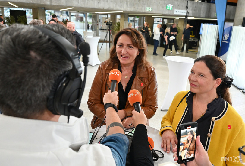 Les deux candidates à la mairie, Glenda Gonzales Bassi et Natasha Pittet, au micro d'Anthony Montandon. (Photo : Georges Henz).