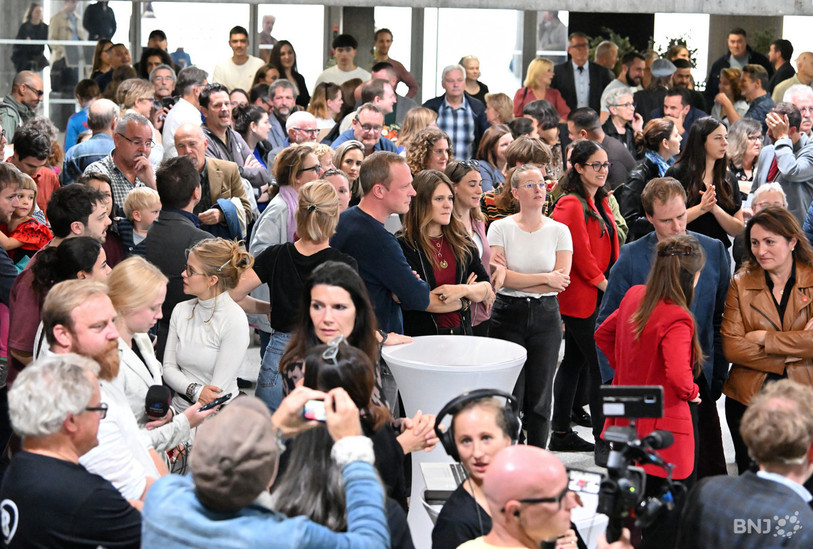 La foule en attente des résultats. (Photo : Georges Henz).