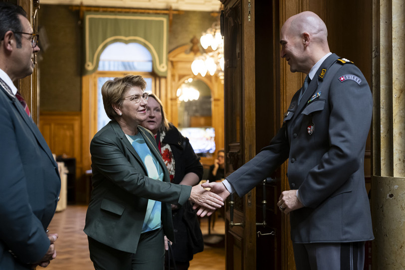 La présidente de la Confédération Viola Amherd salue le chef de l’armée suisse Thomas Suessli au Palais fédéral. (Photo : KEYSTONE/Anthony Anex).