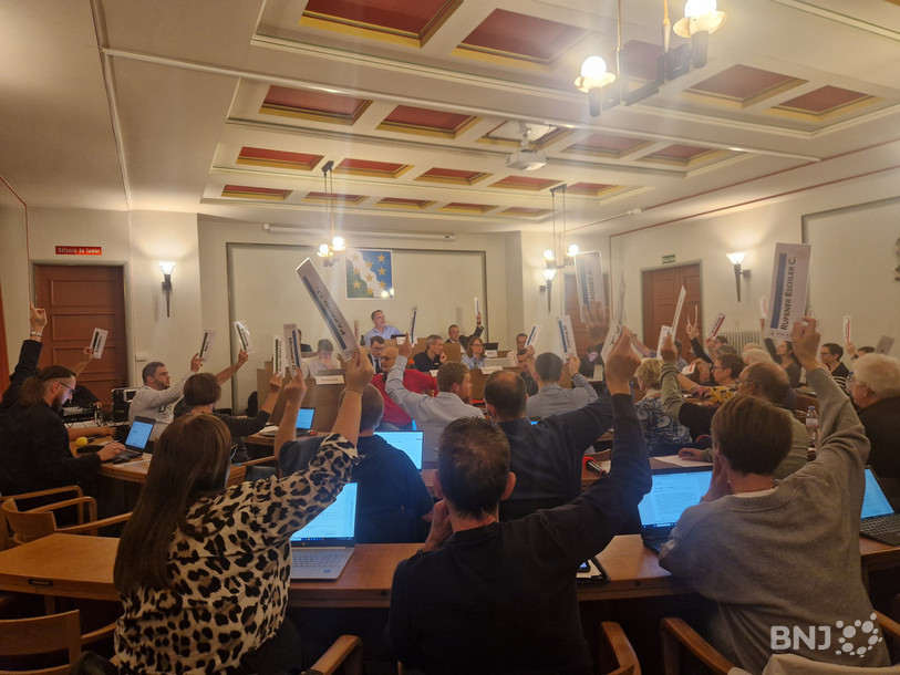 Le Conseil général de Val-de-Travers a accepté à l'unanimité le règlement du Parlement des jeunes, après de vifs débats.
