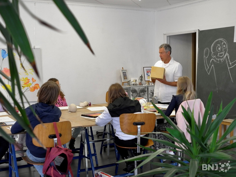 Denis Tcheskiss partage sa passion du dessin dans son atelier.