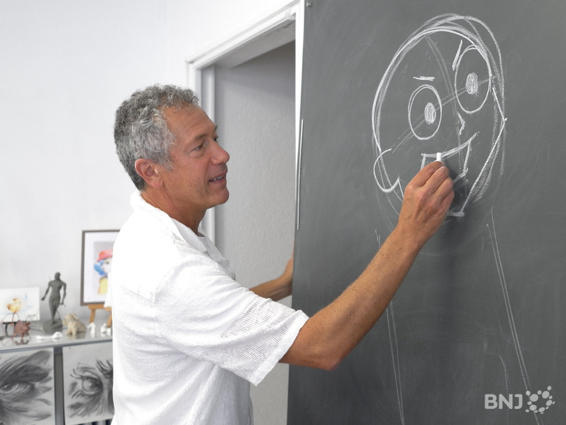 Denis Tcheskiss dévoile ses techniques de dessin au tableau.