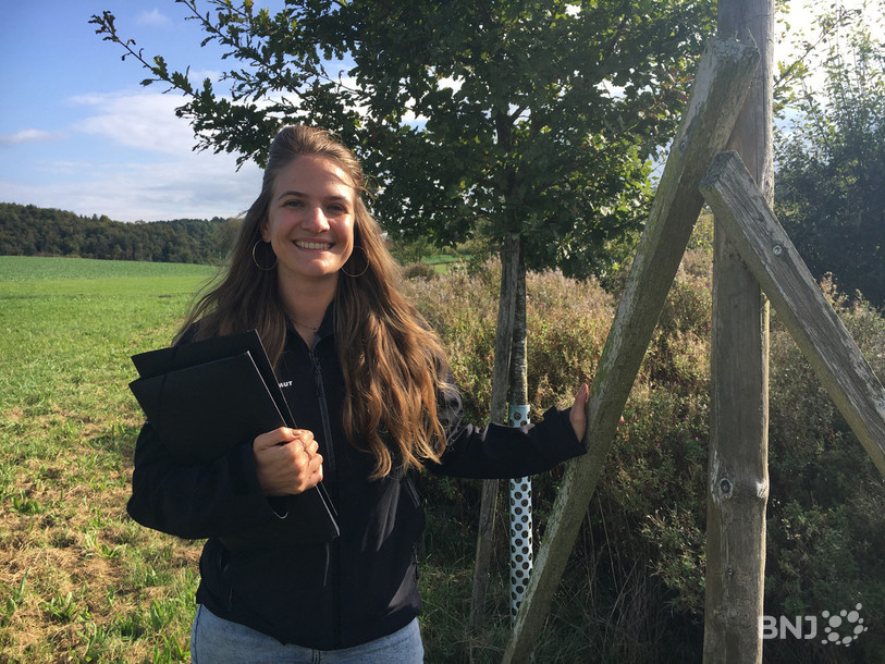 Pauline Guillemin, biologiste chez Biotec, devant le la zone revitalisée aux abords du ruisseau de Bressaucourt.
