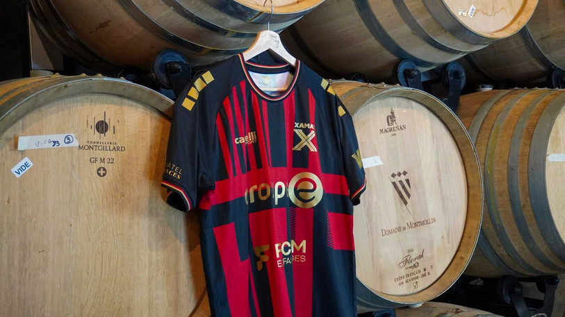 Le nouveau maillot dévoilé par Neuchâtel Xamax à l'occasion de la Fête des Vendanges. (Photo : Neuchâtel Xamax)