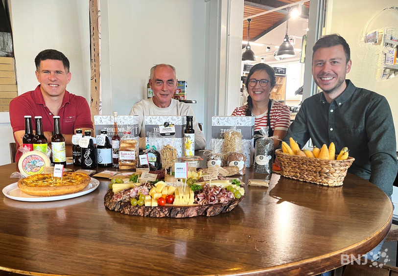 De gauche à droite : Julien Hostettler (chef du SIC au canton du Jura), Romain Bürki (président de l'APPR), Emilie Unternehr (gérante et propriétaire du P'tit Mag de Mervelier) et Olivier Lapaire (responsable de la Filière alimentaire et espace rural à la FRI, de gauche à droite) présentent la campagne « Achetez local, c’est vital ».