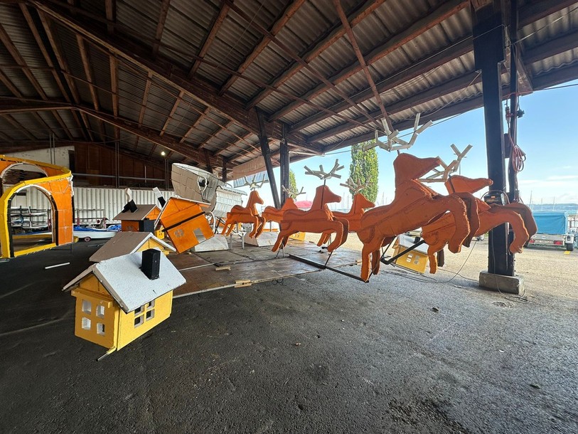 Les chars du Corso fleuri sont presque prêts à défiler. (photo : Yves Flühmann)