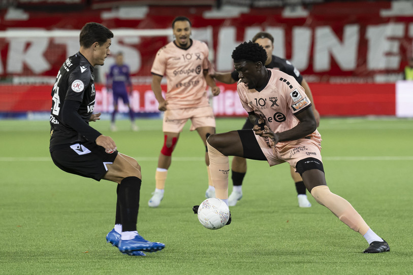 A l'image de Giovani Bamba, Xamax s'est bien battu face à Thoune, mais rentre bredouille de son déplacement (Photo archives : Keystone/Anthony Anex).