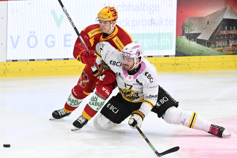 A l’image de Thomas Thiry face au TopScorer de Langnau Vili Saarijärvi, Ajoie était encore trop court samedi. (Photo : KEYSTONE/Marcel Bieri)