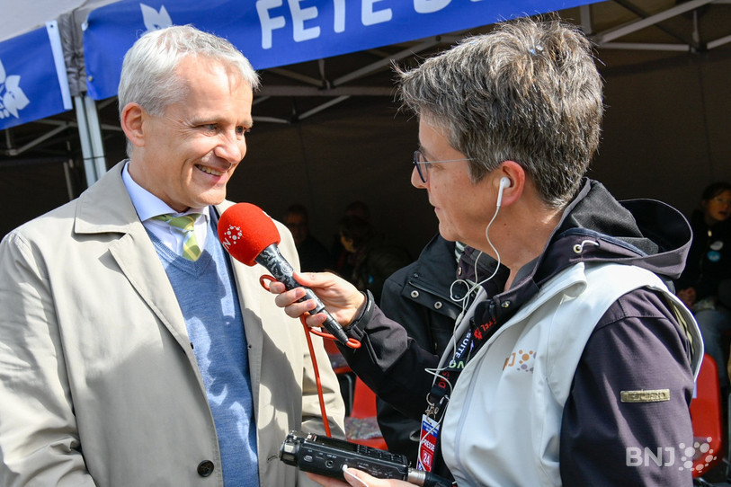 Le conseiller fédéral Beat Jans était visiblement ravi d'assister au Corso fleuri de la Fête des Vendanges de Neuchâtel.  (Photo : Bertrand Pfaff)