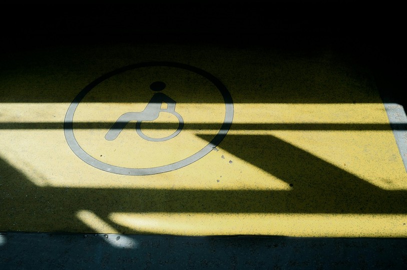 Les trois projets pilotes visent à renforcer l’autonomie et l’inclusion sociale des personnes vivant avec un handicap à Neuchâtel. (Photo libre de droits).