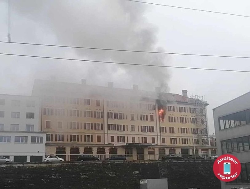 Une personne a été grièvement blessée dans l'incendie survenu à La Chaux-de-Fonds mardi après-midi.