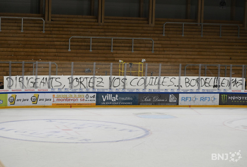 Une banderole a été déployée après le match... elle retranscrit le ras-le-bol des supporters ajoulots. (Photo : Georges Henz)