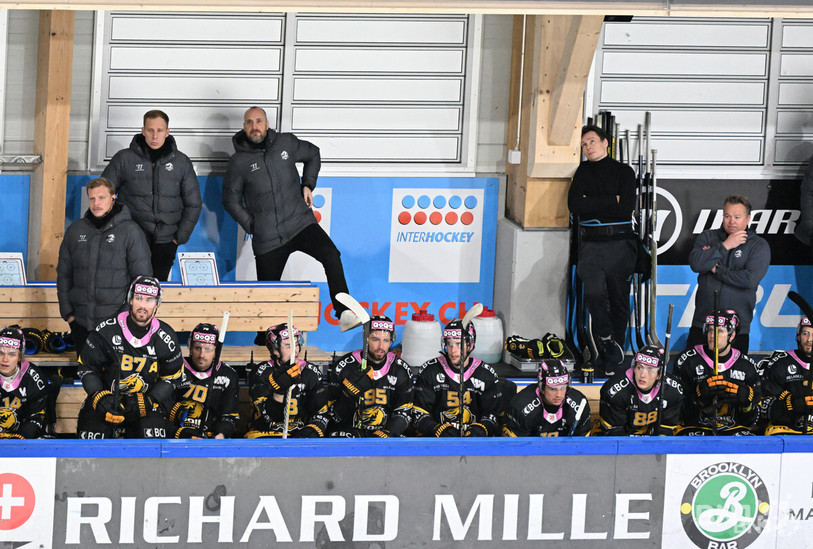 Christian Wohlwend est maintenu pour l'heure sur le banc du HCA. De nouveaux joueurs pourraient bientôt s'y installer. (Photo : Georges Henz)