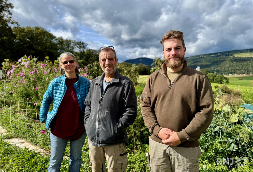 Devant le jardin de la Ferme La Perrière, Philippe Leuba (au centre) est aux côtés de Geneviève Robert et de Killian Leuba.