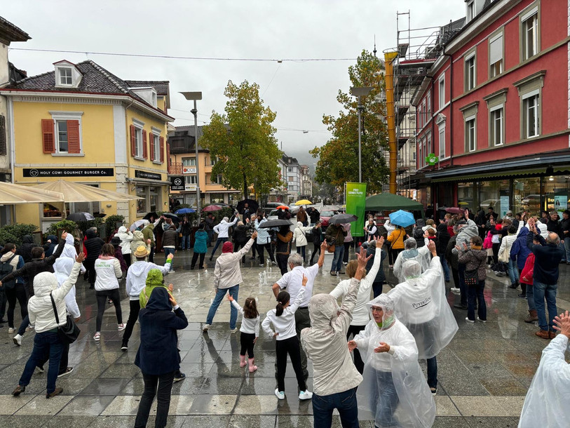 Une soixantaine de personnes ont participé à une « flashmob » mardi soir à Delémont. (Photo : Pro Senectute Arc jurassien).