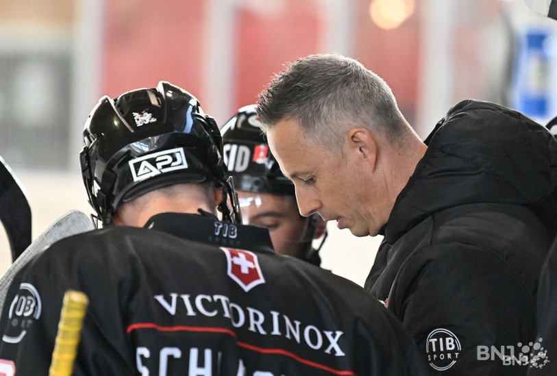 Gilles Voirol peut fêter son premier succès à la bande du HC Delémont-Vallée. (Photo : archives/Georges Henz)