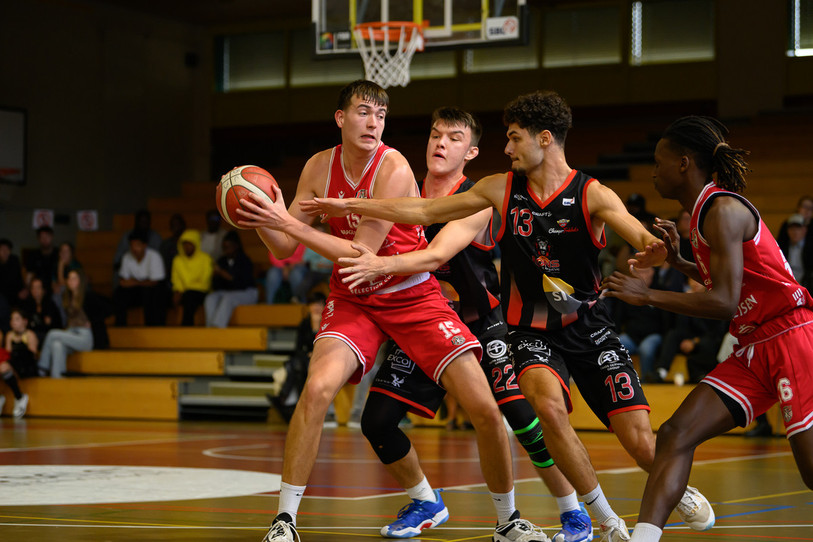 Loïc Membrez (ici au centre contre les Lions de Genève U23) portera les couleurs de la Suisse à Erevan. (Photo : Stéphane Bée)
