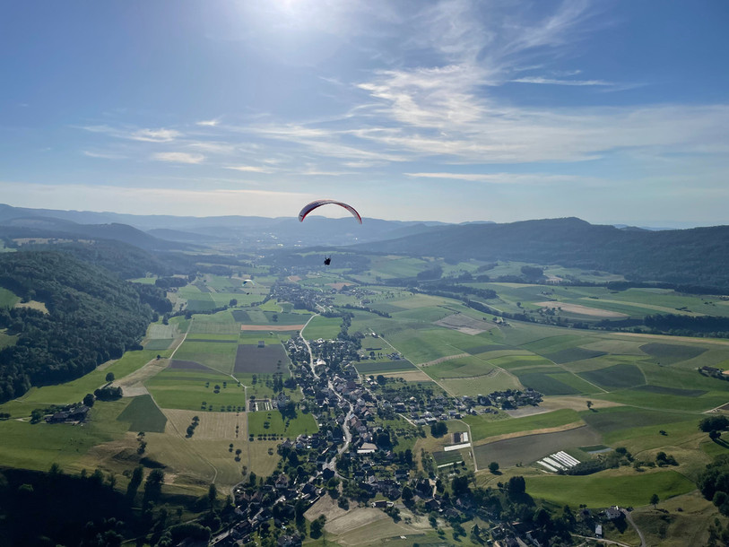 Le plaisir d'étendre sa voile dans le ciel de notre région. (Photo : Club Vol Libre Jura)