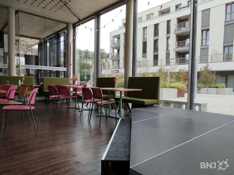 Une scène de sept mètres-carré a été installée dans le bar du TDJ.