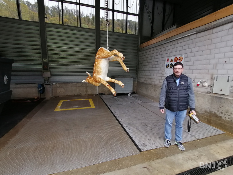 Julien Chételat, ici aux côtés d'une peluche suspendue, pourra désormais effectuer ses prélèvements sur les animaux morts à l'abri des regards.