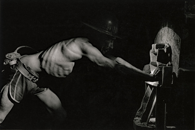 L’un des clichés les plus connus de Jean-Claude Wicky, intitulé « Mine de Colquiri. Deux tonnes à pousser ». (Photo : Mémoires d’Ici, Fonds Jean-Claude Wicky).
