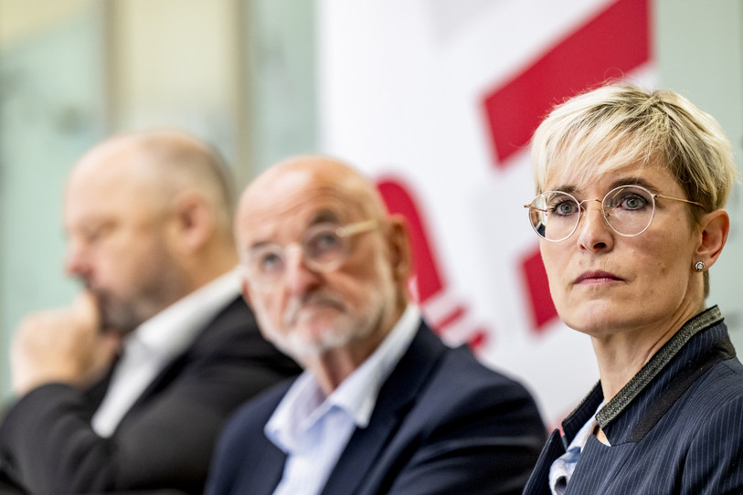 De gauche à droite : les experts externes Jean Studer et Pierre-Olivier Chave ainsi que la ministre jurassienne des Finances, Rosalie Beuret Siess ont présenté le budget de l'État jurassien ce jeudi. (Photo : KEYSTONE / Jean-Christophe Bott).