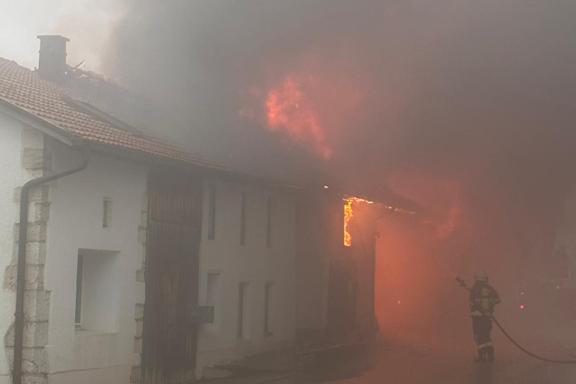Un incendie a détruit une maison ce jeudi à Pleigne. Deux autres habitations adjacentes ont pu être préservées. (Photo : Hervé Froté).