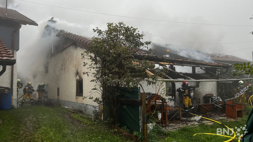 Une cinquantaine de pompiers du SIS Haut-Plateau et CRIS Delémont ont lutté pour éviter que le feu ne se propage à d'autres bâtiments.