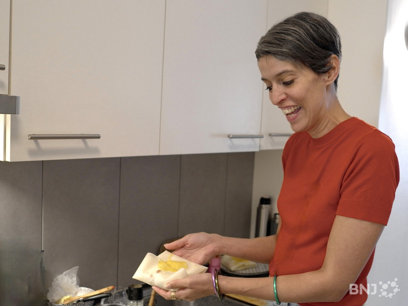 Lydia Besson prépare des bricks algériennes.