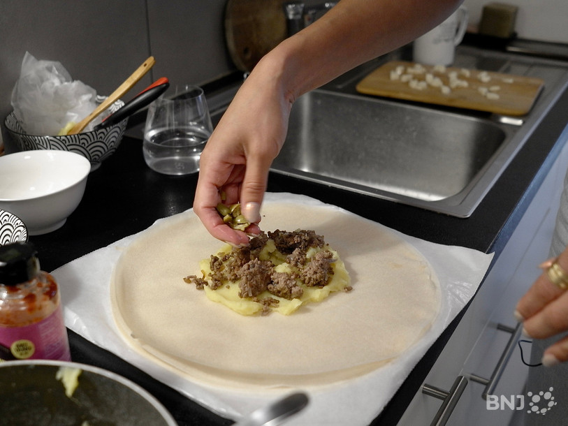Purée de pommes de terre, viande hachée, et quelques olives pour préparer les bricks.