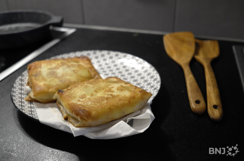Des bricks algériennes sur assiette prêtes à être dégustées.