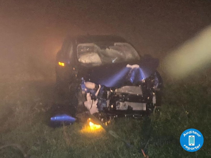 : La voiture a terminé sa course dans l’herbe au bord de la chaussée.