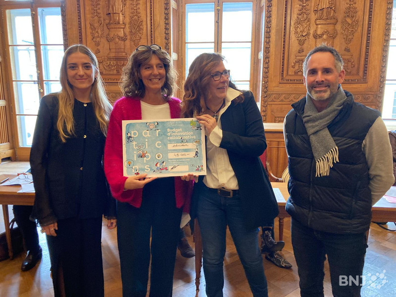 En rose, Mireille Haag, récompensée pour son projet « Educoeur » par la Ville de Neuchâtel, ici représentée par la conseillère communale Julie Courcier Delafontaine (également au centre).