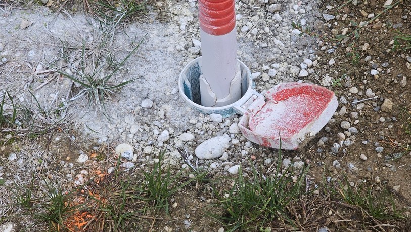 Le béton et la caillasse qui servent à maintenir un des poteaux de corner du Stade des Malévaux.