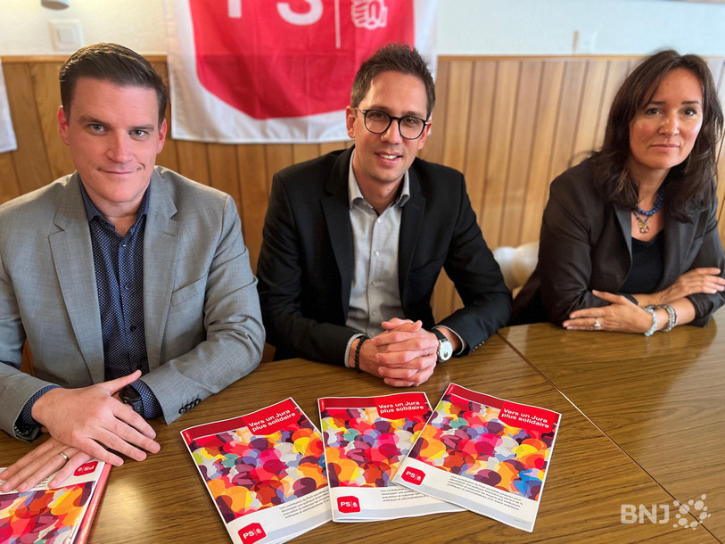 Le président du groupe parlementaire socialiste Loïc Dobler (à gauche), le président du PSJ Raphaël Ciocchi et la secrétaire politique du parti Armelle Cuenat ont présenté la contribution du parti.