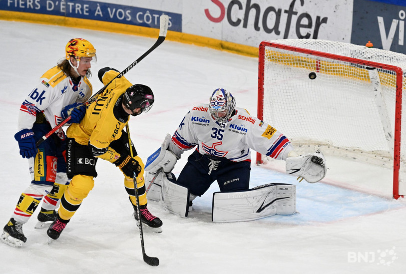 Les filets du gardien de Kloten Ludovic Waeber ont tremblé cinq fois vendredi soir à Porrentruy. Les Vouivres ont retrouvé du mordant. (Photo: Georges Henz)